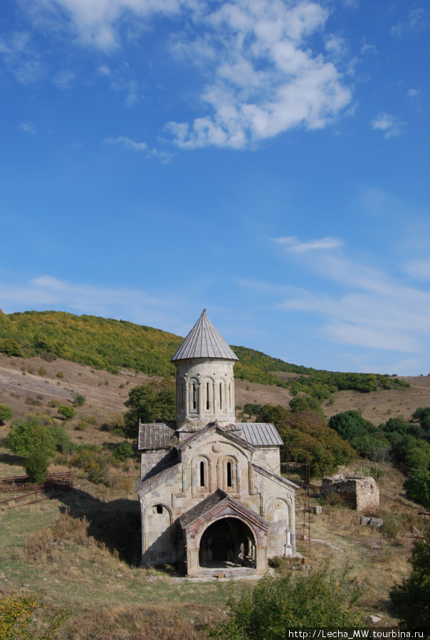 Вид на монастырь Икорта с крепости( фото Валерия Плиева) Ксанское ущелье, Южная Осетия