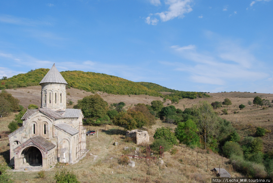 Вид на монастырь Икорта с крепости( фото Валерия Плиева) Ксанское ущелье, Южная Осетия