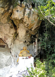 Справа у входа — статуя золотого Будды