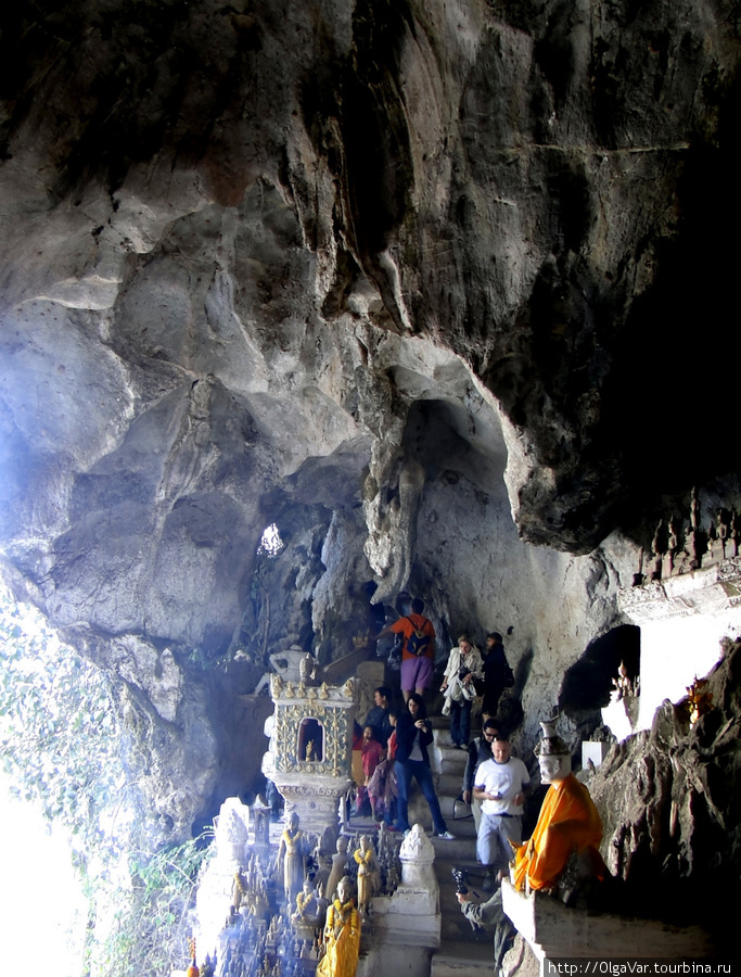 В нижней пещере Бан-Пак-Оу, Лаос