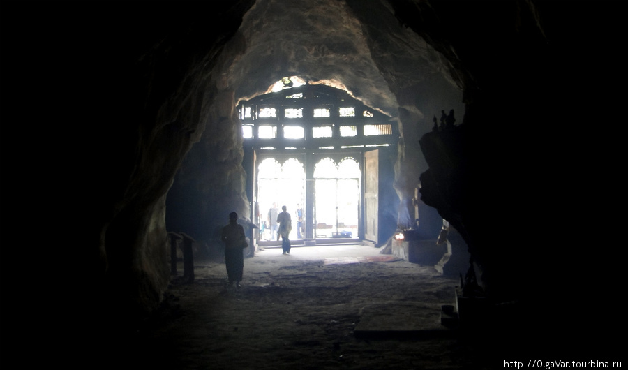 Верхняя пещера — здесь темно и страшно Бан-Пак-Оу, Лаос