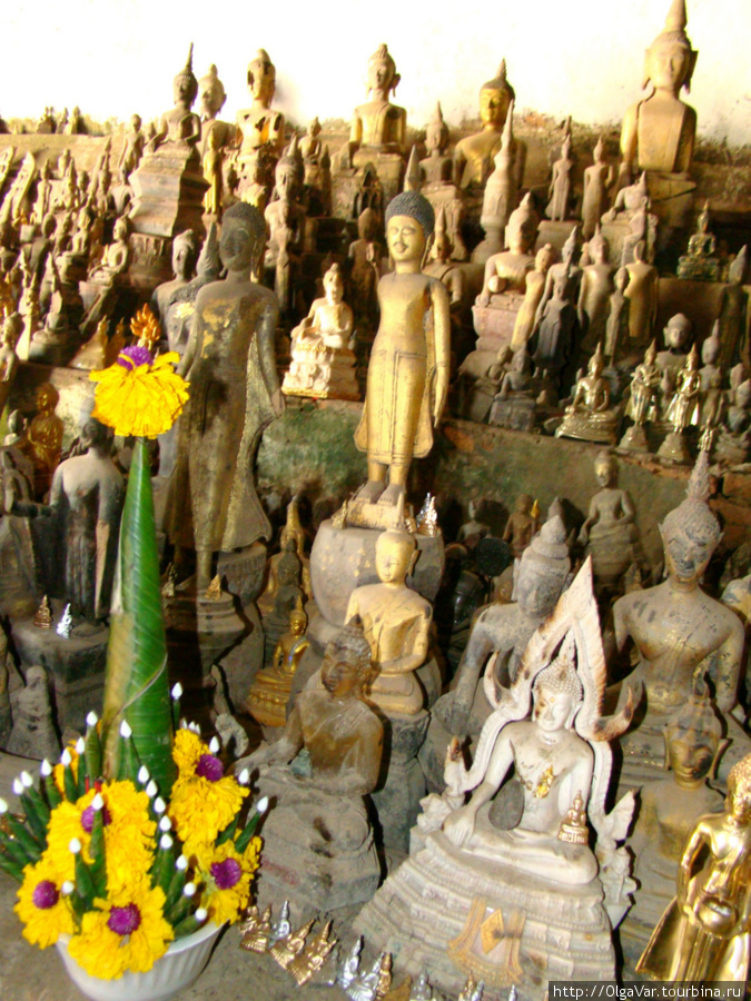 Несметное количество статуэток повсюду Бан-Пак-Оу, Лаос