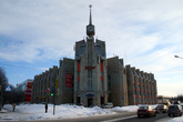 Местная достопримечательность – здание часового завода, в советские годы производившего часы «Ракета».