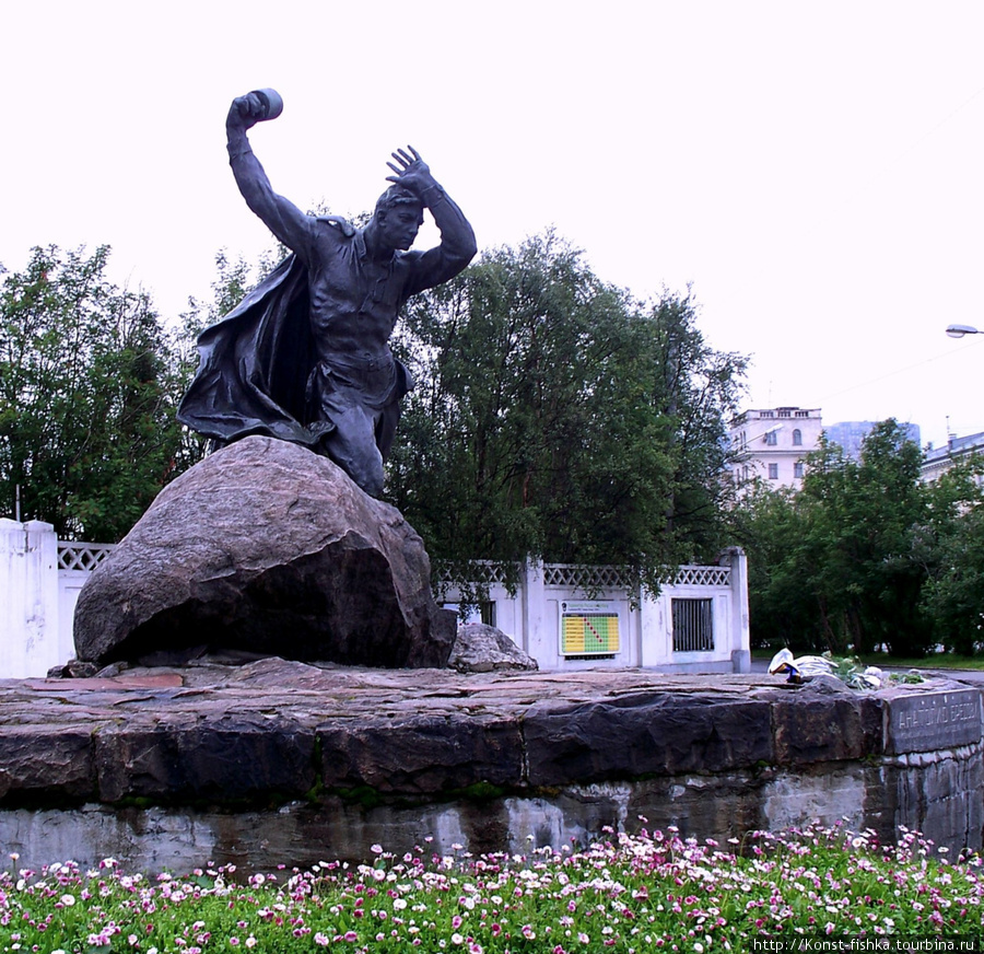 Памятник герою-комсомольцу Анатолию Бредову. Мурманск, Россия