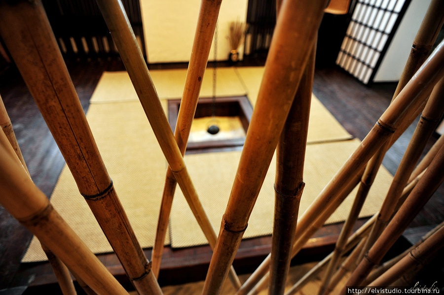 Дом Японии внутри — царство бамбука. Вдали подвешен чайничек — символ японской чайной церемонии. Боровск, Россия