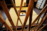 Дом Японии внутри — царство бамбука. Вдали подвешен чайничек — символ японской чайной церемонии.