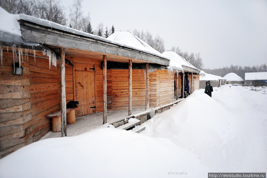 Так выглядят снаружи домики сектора Сибирь — ряд домов, внутри каждого комната в форме юрты (как на следующем фото), небольшая прихожая и комната с ванной, умывальником и туалетом. Боровск, Россия