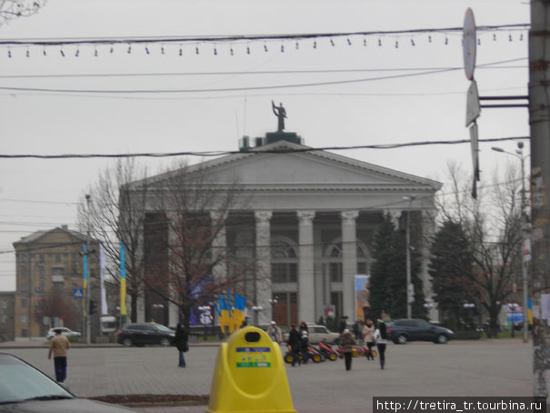 Гланый театр города. Там интересная труппа. Донецк, Россия