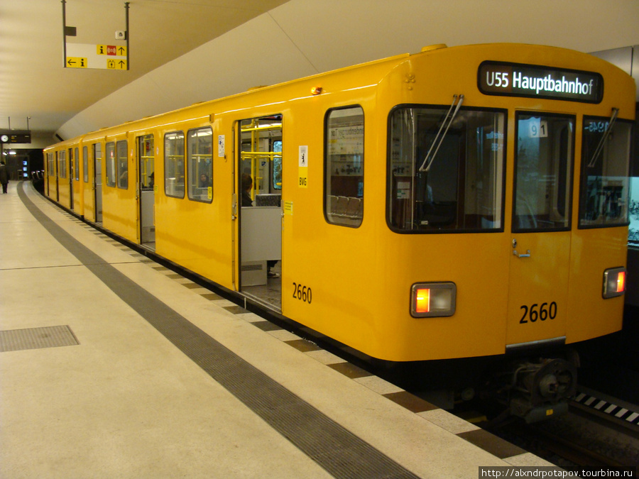 совершенно неприглядный транспорт Берлина очаровательного желтого цвета — U-Bahn Берлин, Германия