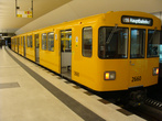 совершенно неприглядный транспорт Берлина очаровательного желтого цвета — U-Bahn
