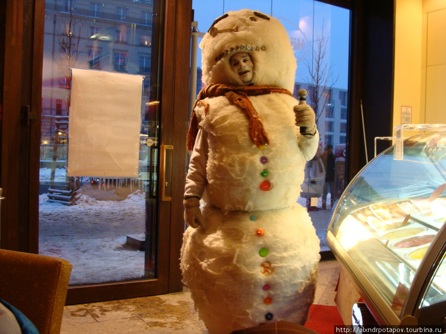 снеговики в Берлине время от времени заходят подкрепиться мороженым в швейцарские кафе Haagen Dazs на Парижской площади (Pariser Platz) Берлин, Германия