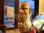 снеговики в Берлине время от времени заходят подкрепиться мороженым в швейцарские кафе Haagen Dazs на Парижской площади (Pariser Platz)