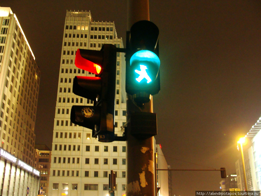 Ampelmann — светофорный человечек :)) символ Восточного Берлина, один из последних символов. По светофорам можно понять, в какой части Берлина ты находишься Берлин, Германия