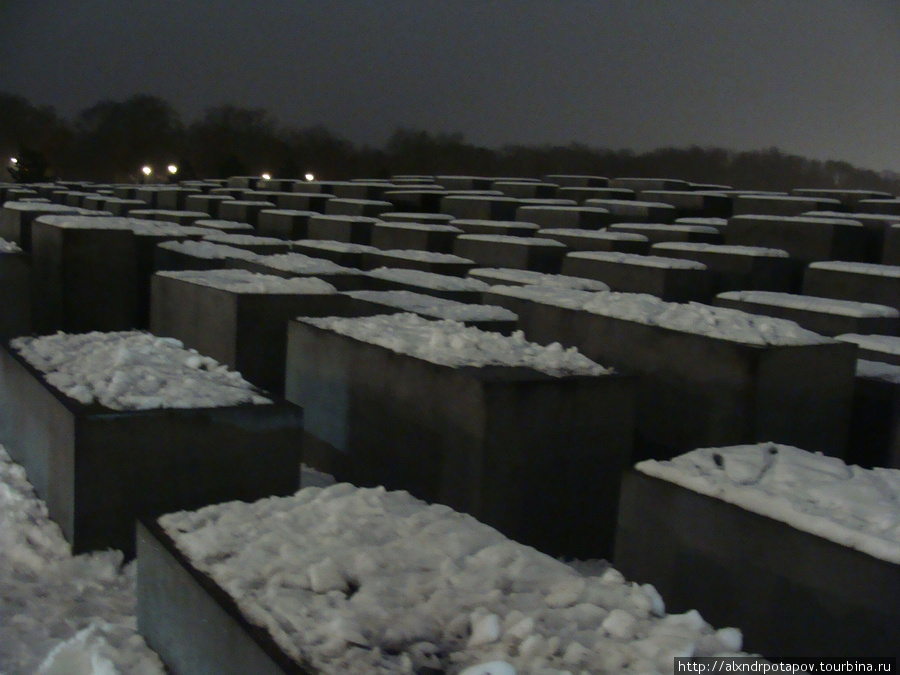 очередной памятник жертвам Холокоста — там все очень неровно. Так сделано, чтобы ты почувствовал некоторый дискомфорт после прогулки между этими глыбами. Наверняка, даже после целого дня прогулки там ты не почувствуешь того же дискомфорта, что и евреи в те времена Берлин, Германия