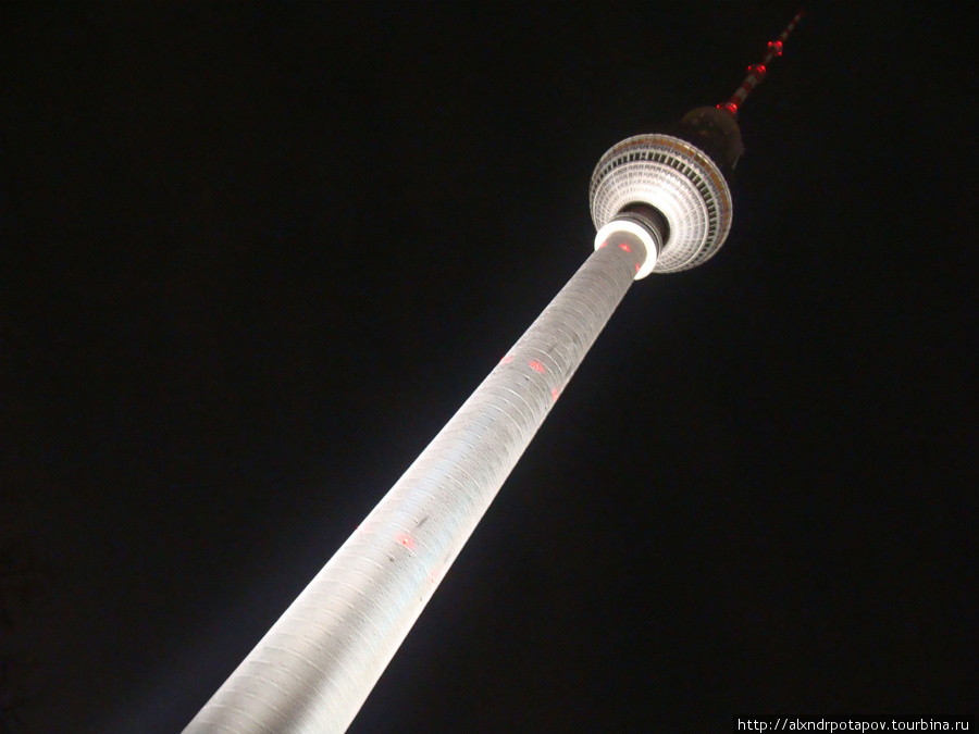 собственно, Телебашня (Fernsehturm) — высота ее около 360 м. Специально, чтобы не выше Останкинской. СССР контролировал даже архитектуру в дружественных странах Берлин, Германия