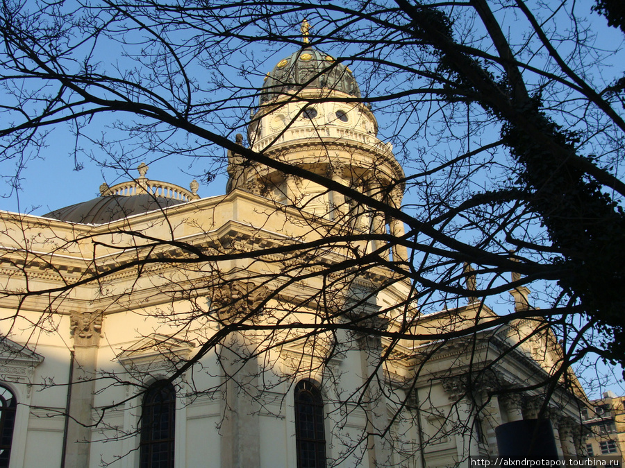 Французский собор (Französischer Dom) на Жандармской площади (Gendarmenmarkt) в мороз на солнце светится особенно. Кстати, напротив него находится практически такой же Немецкий собор (Deutscher Dom) Берлин, Германия