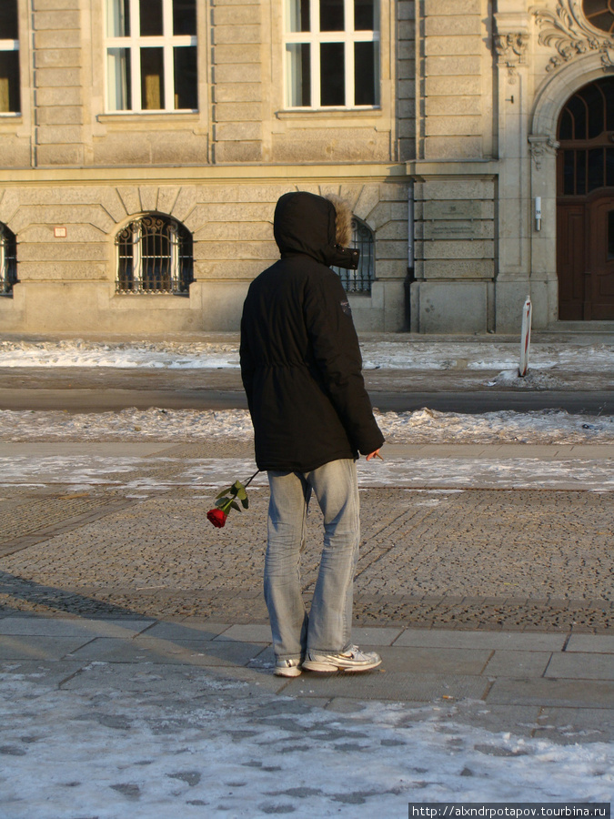 Бедный парень ждет кого-то.. на улице -15С. Жандармская площадь Берлин, Германия