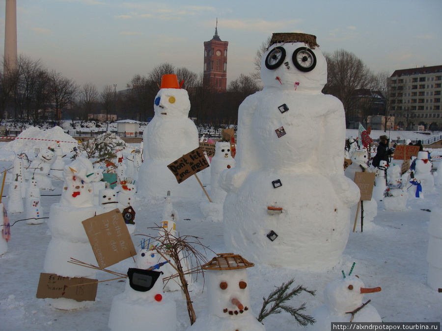 Кажется, снеговики недовольны глобальным потеплением. На месте какого-то дворца, который был разрушен в социалистические годы, ежегодно проходит акция зеленых против глобального потепления Берлин, Германия