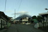 В конце главной улице заставка в виде вулкана