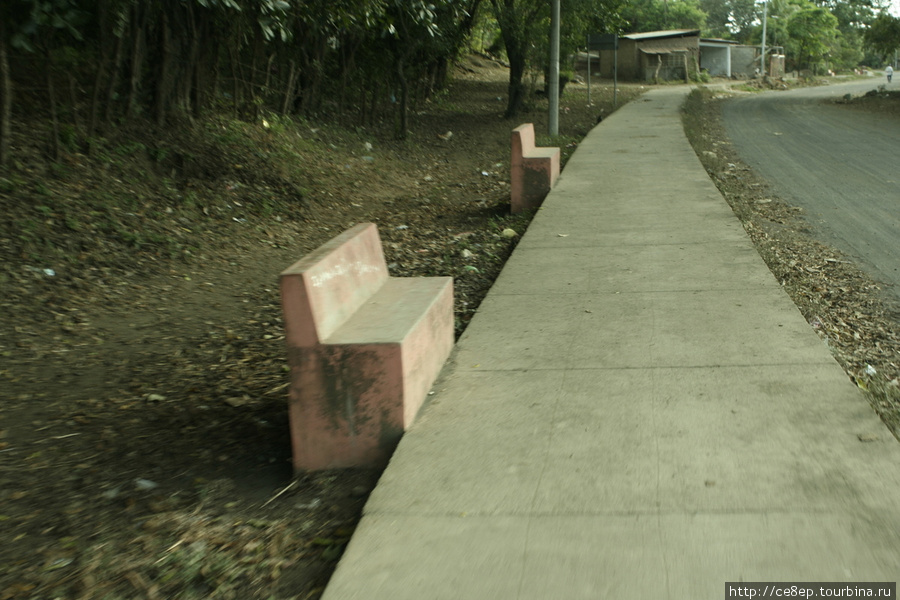 Бетонные лавочки около бетонных дорожек — так романтично Остров Ометепе, Никарагуа