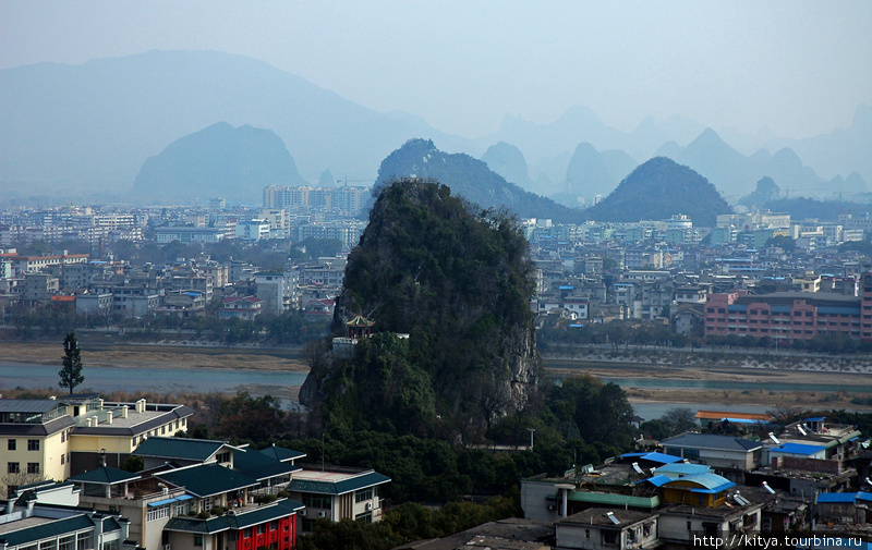 Так этот холм выглядит издалека Гуйлинь, Китай