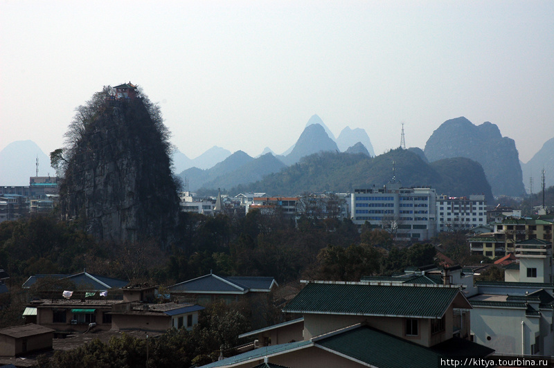 Вид на город (и холм Одинокая Красавица) с середины подъёма Гуйлинь, Китай