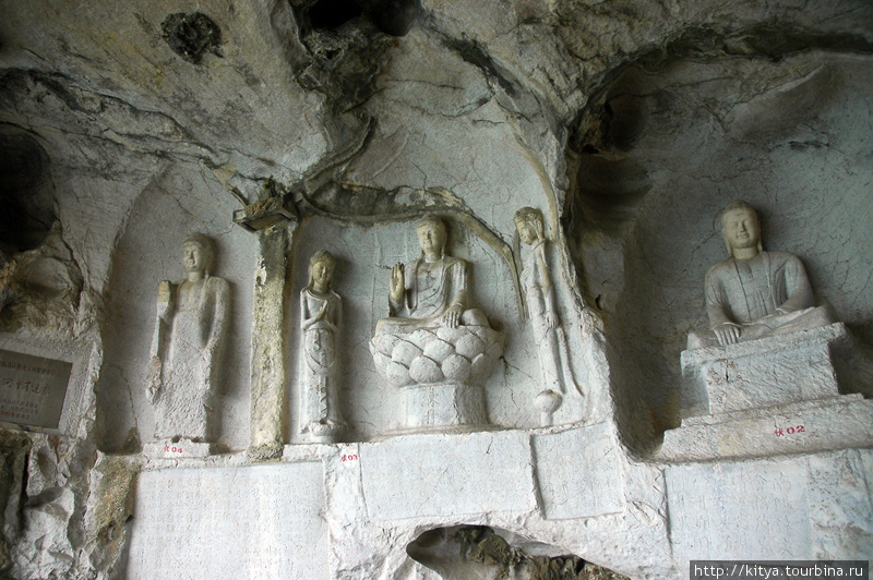 У основания холма — очень симпатичные пещеры с высеченными на скалах изображениями будд. Гуйлинь, Китай
