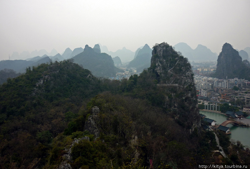 Так этот холм выглядит издалека (точнее со второй, меньшей вершины) Гуйлинь, Китай