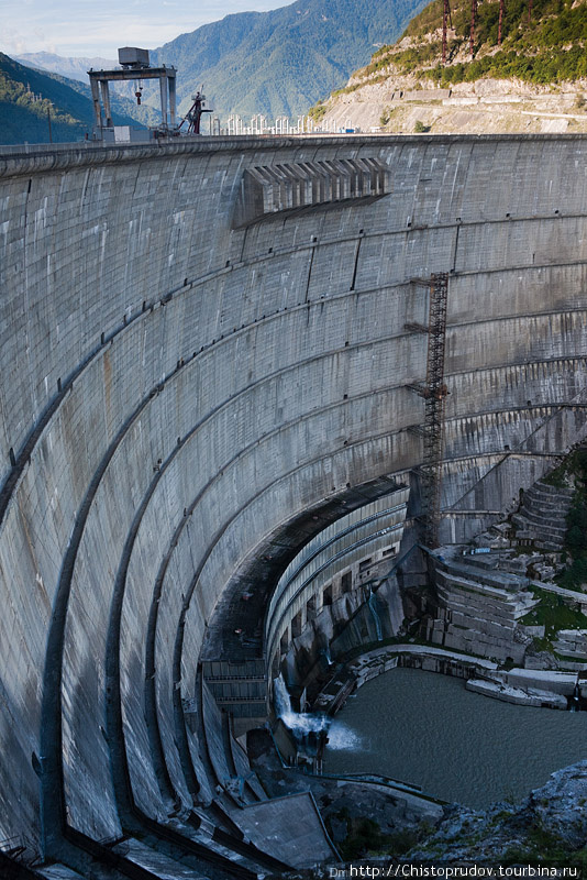 Ингурская ГЭС находится на территории, входящей в зону грузино-абхазского конфликта. В 1992 году между грузинской и абхазской сторонами была достигнута договоренность о распределении выработки электроэнергии ГЭС в пропорции 60 % для Грузии на 40 % для Абхазии. Грузия