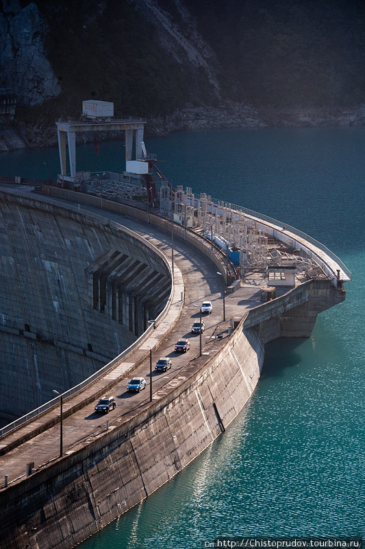 Мощность ГЭС — 1300 МВт, а среднегодовая выработка — 4,4 миллиарда кВт·ч. В здании ГЭС установлены пять гидроагрегатов с вертикальными радиально-осевыми турбинами. Максимальный расход через каждую турбину — 90 кубометров воды в секунду (сравнимо с объемом 12-метрового грузового контейнера). Грузия