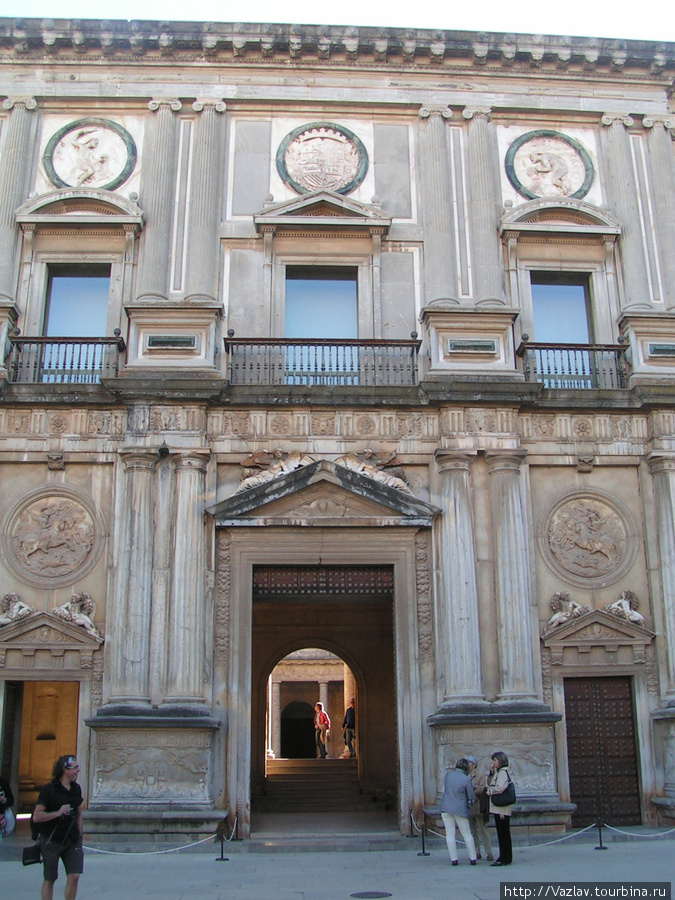Вход во дворец Гранада, Испания