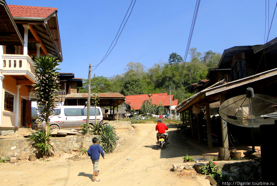 Дома в крупном селе с тарелкой и балконами —
Деревня Ban Hang Hai Провинция Луангпрабанг, Лаос