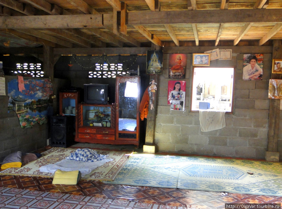 Дом изнутри в деревне Souan. Считается очень большим и добротным — из   блоков. Провинция Луангпрабанг, Лаос