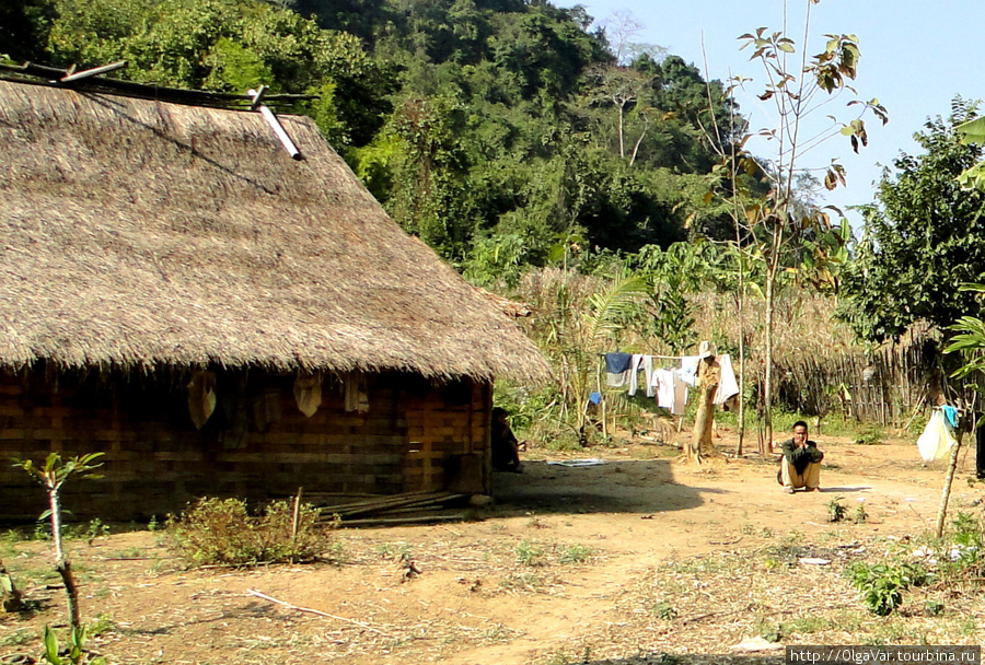 Деревня Hoy Fai. Дом большой, а сидит один бобылем Провинция Луангпрабанг, Лаос