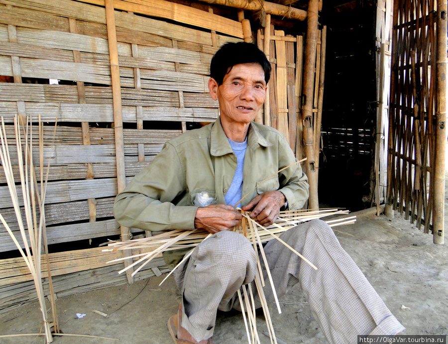 Плетение корзинки или циновки — ровно так, как сплетена стена домика. Провинция Луангпрабанг, Лаос