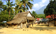 В основном домики маленькие, словно времянки или избушки для лесника. Деревня Hoy Fai