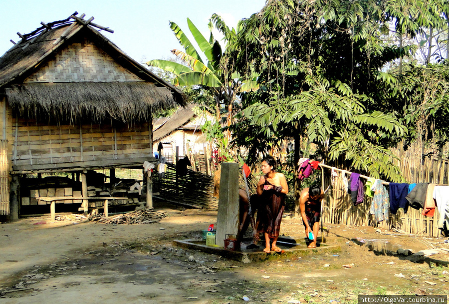Рядом с домом — небольшая помывочная Провинция Луангпрабанг, Лаос