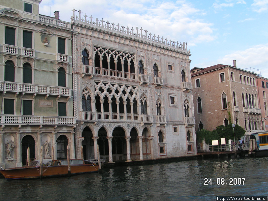 Боковой вид на палаццо Венеция, Италия