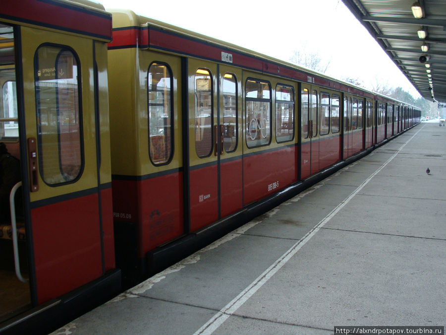 S-Bahn — любезно встречающий нас поезд. Аэропорт Schoenefeld Берлин, Германия