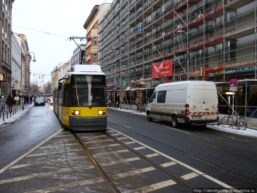 В завершение очаровательный желтый трамвай.. Вроде это рядом в Hackesche Höfe Берлин, Германия