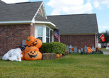 Дом шерифа в нашей деревне тоже готов к Хеллоуину.