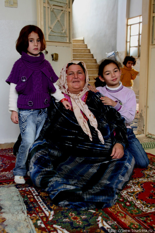 женой и дочерьми хозяина. Саракеб, Сирия