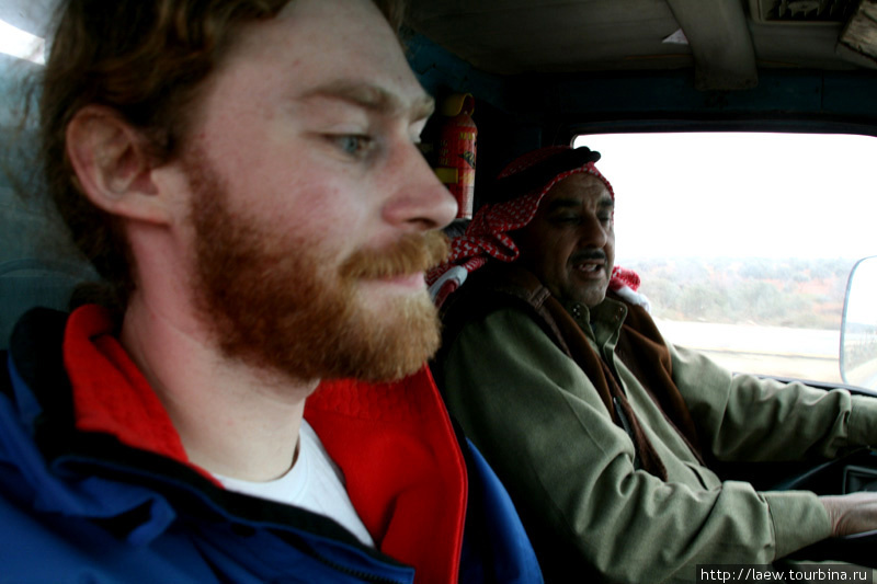 Одолжив у приятеля грузовик, Ахмет вывез нас на трассу, где мы и застопили этого веселого водителя. Саракеб, Сирия