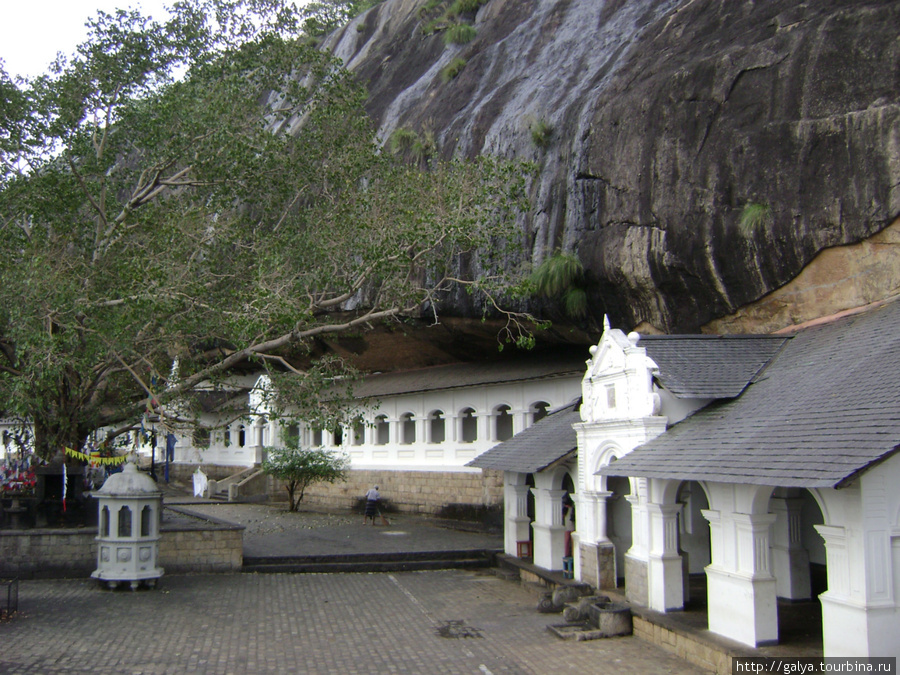 Вот это и есть Пещерный храм на горе. Там 5 пещер Бентота, Шри-Ланка