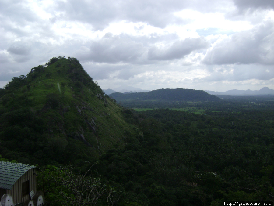 Виды из Дамбуллы на Сигирию (с одной знаменитой горы на другую) Бентота, Шри-Ланка