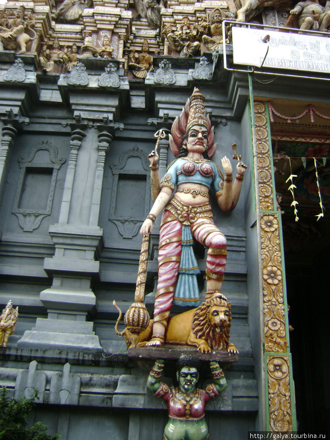 Богиня Кали из индуистского пантеона. Вид у нее всегда немного зверский Бентота, Шри-Ланка