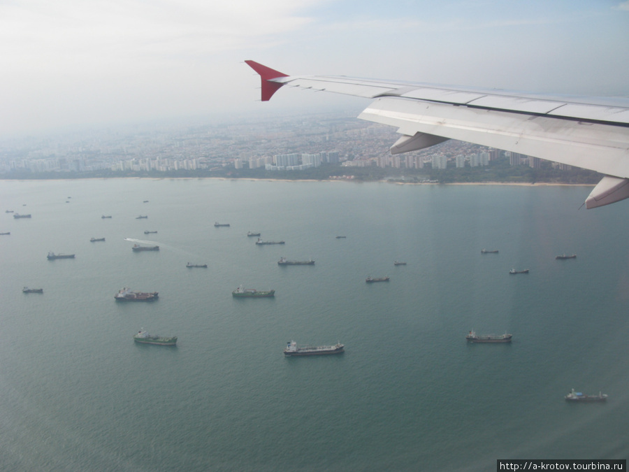 Уже при подлёте видно, как много пароходов толпится у порта Сингапура Сингапур (город-государство)