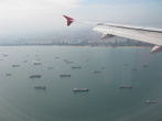 Уже при подлёте видно, как много пароходов толпится у порта Сингапура