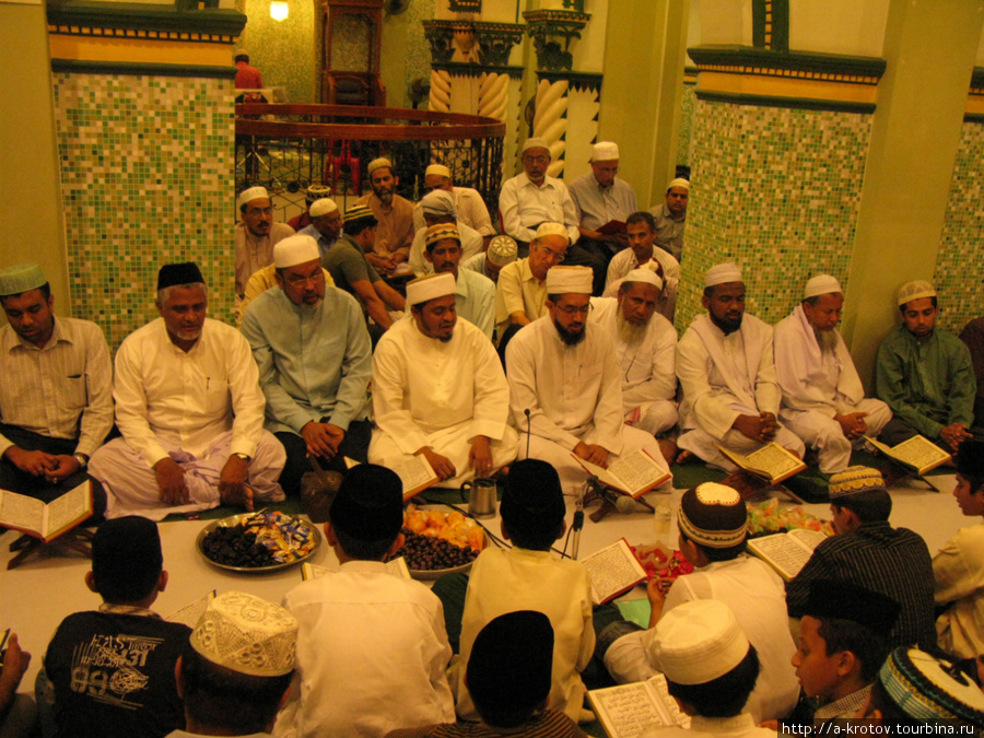 На собрании в мечети, в честь Мавлида = дня рождения Пророка Мухаммада (мир ему и благословения) Сингапур (город-государство)