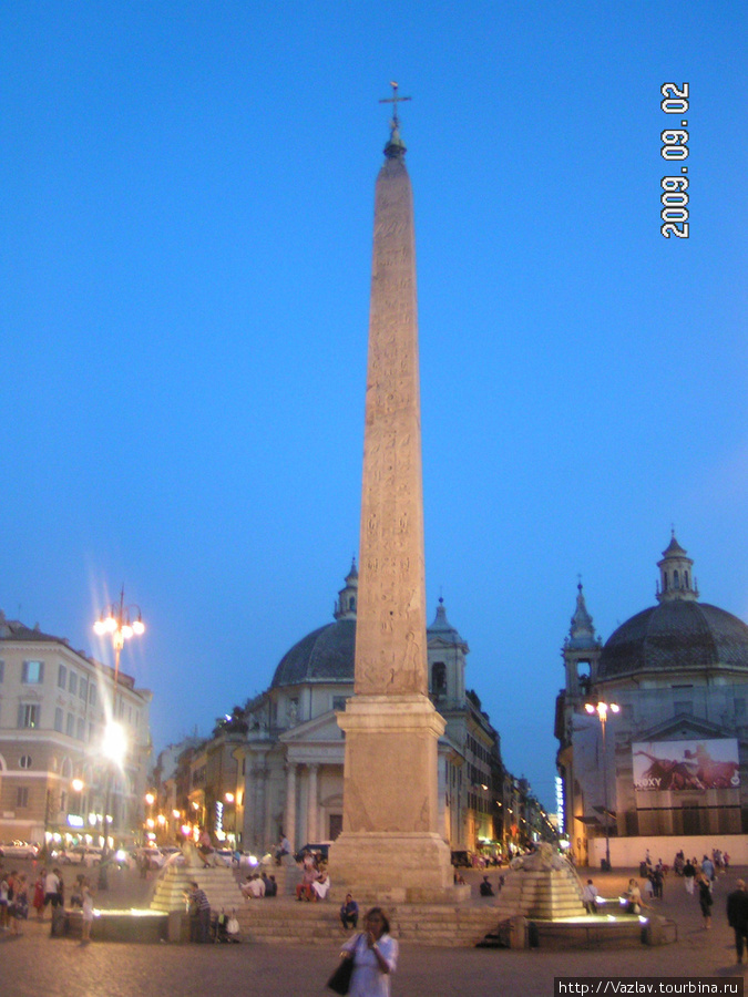 Обелиск в центре площади Рим, Италия